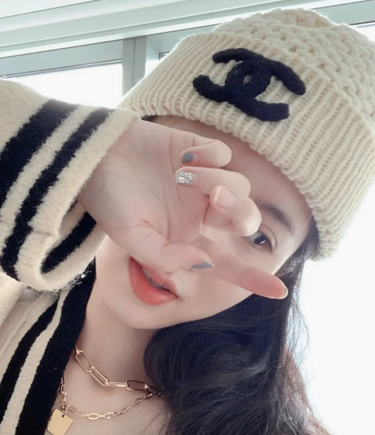 Вязаная кашемировая шапка Chanel с узором ?Ананас? — белая.