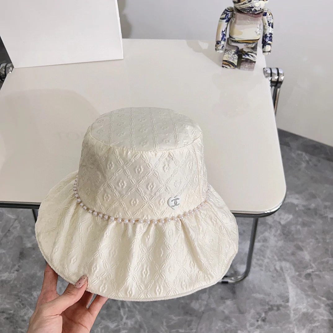 Новая шляпа от солнца Chanel 2024 года в форме сердца с жемчугом - белая.