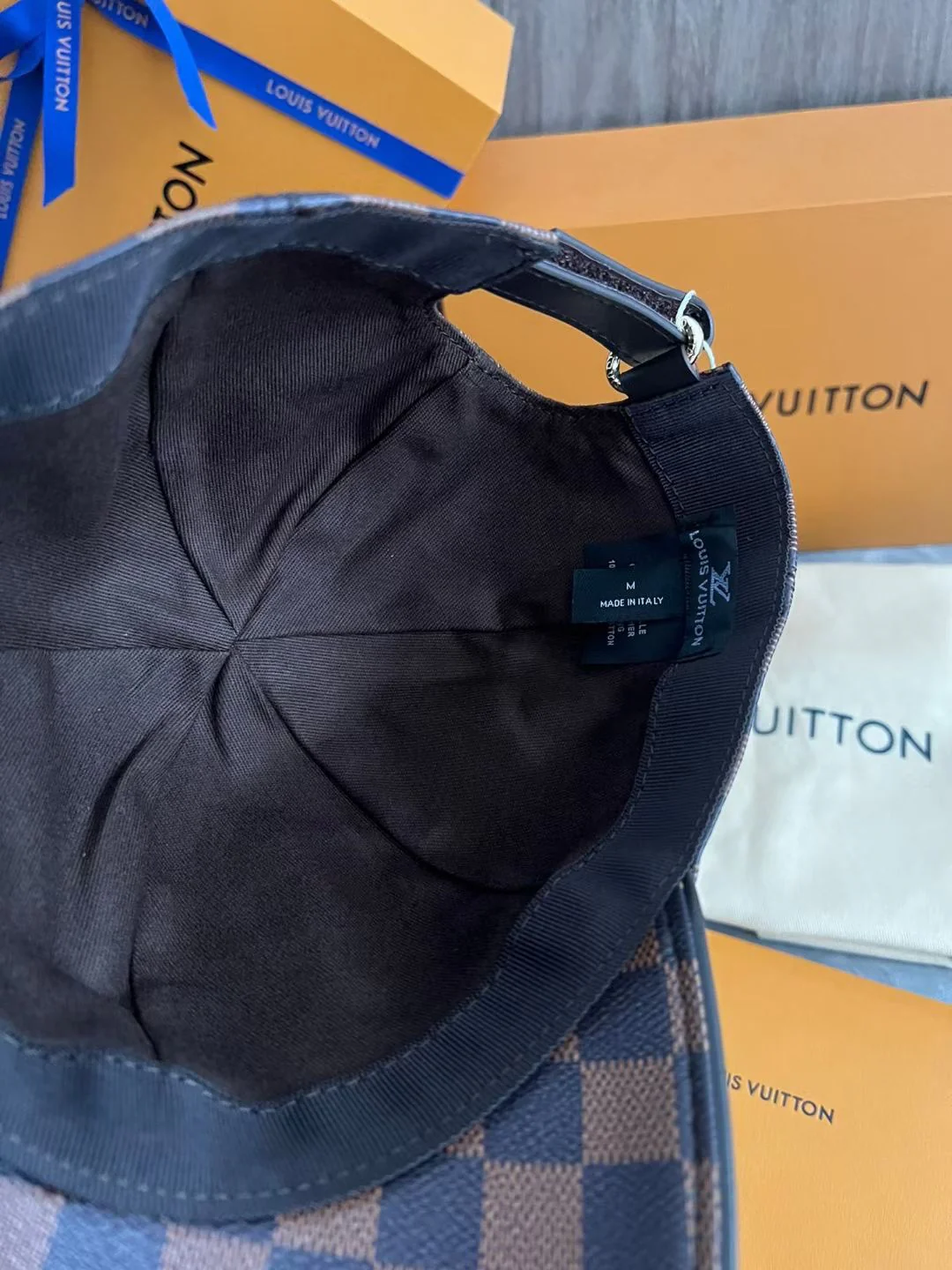 Классическая кожаная бейсболка LV в клетку