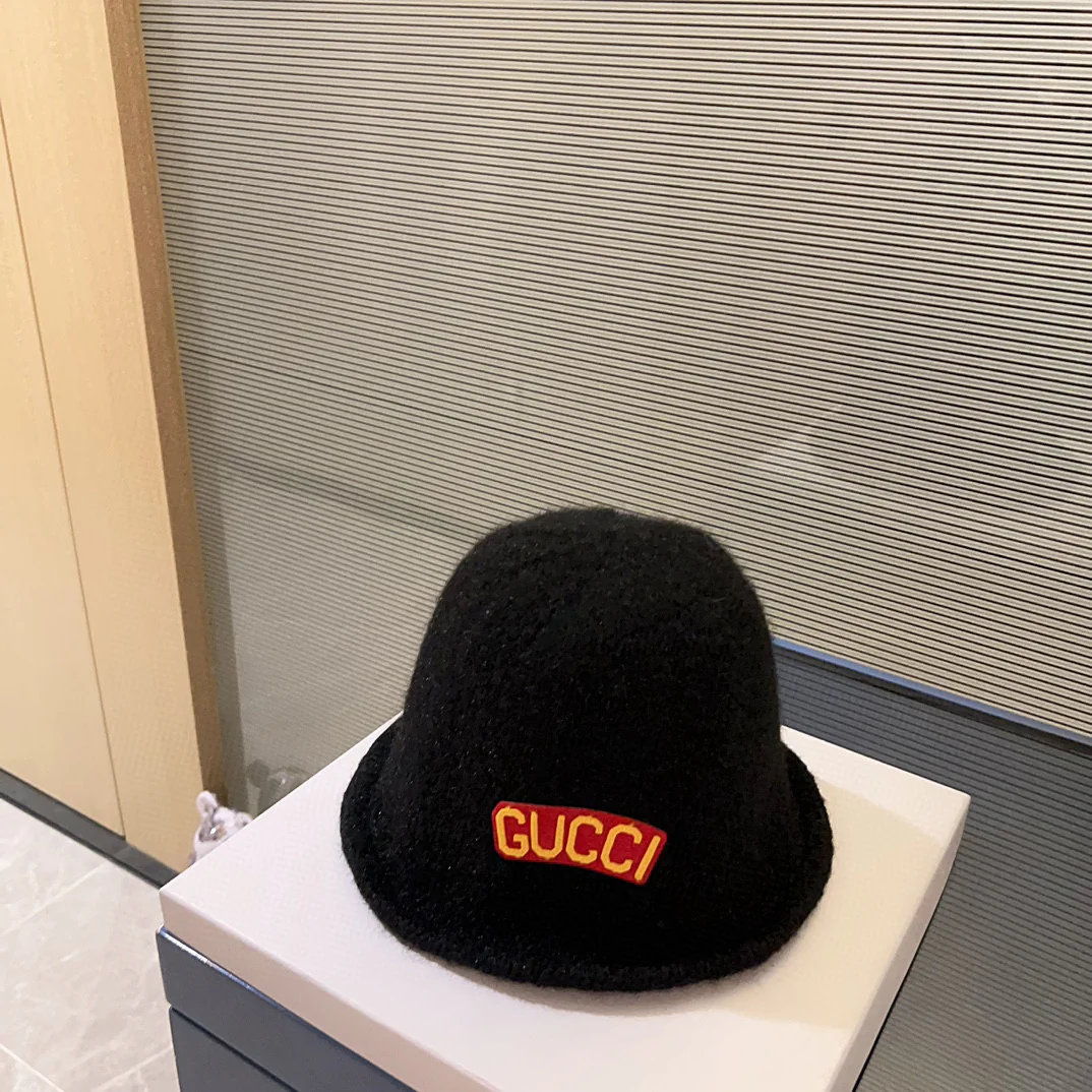 Новая кашемировая рыбацкая шляпа Gucci из коллекции осень/зима 2023 — черная.