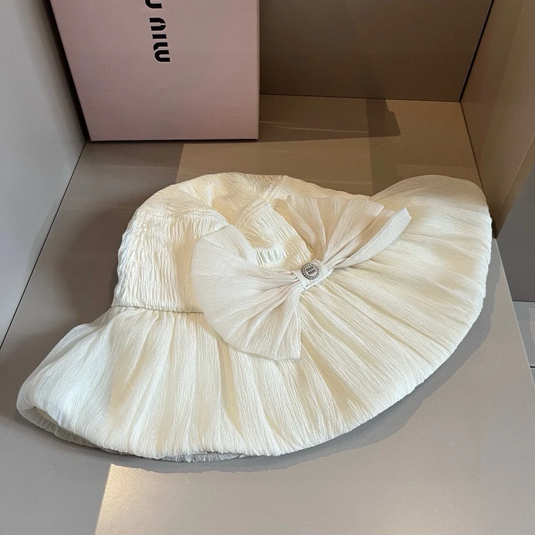 Новая плиссированная шляпа от солнца Miu Miu 2024 с бантом - белая.