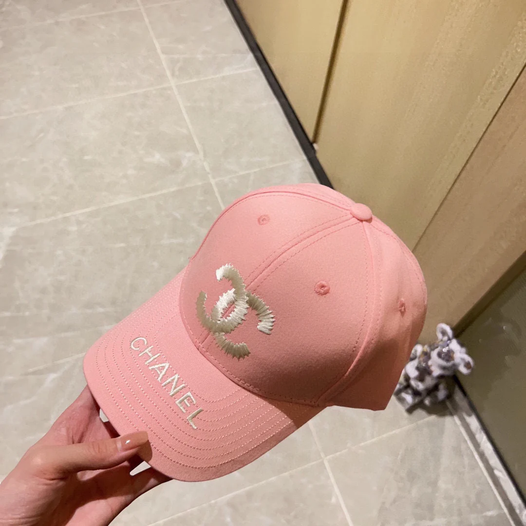Новая минималистичная бейсболка Chanel 2023 с вышивкой - розовая.