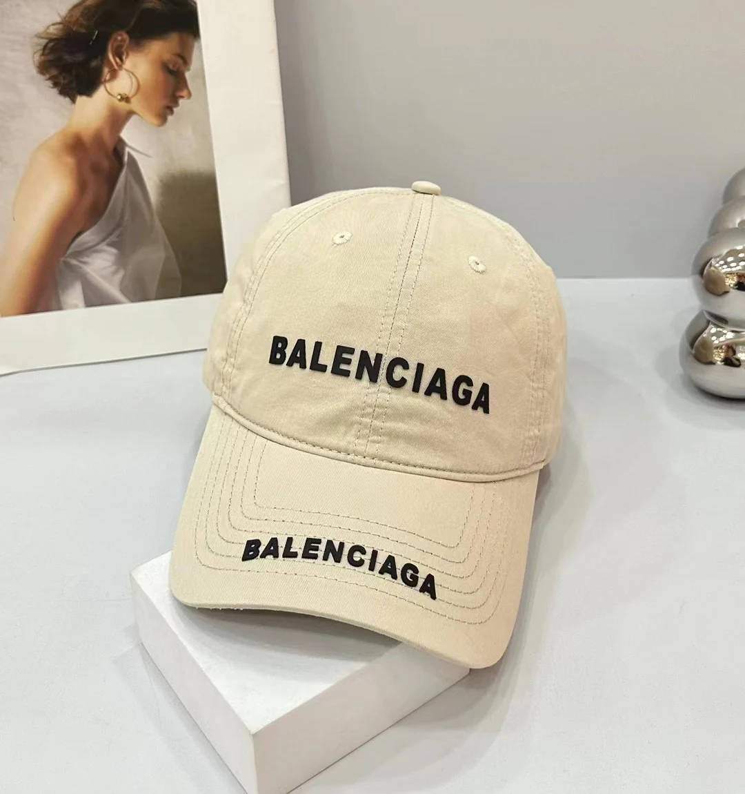 Новинка сезона весна/лето 2023 от Balenciaga - бейсболка в стиле ретро