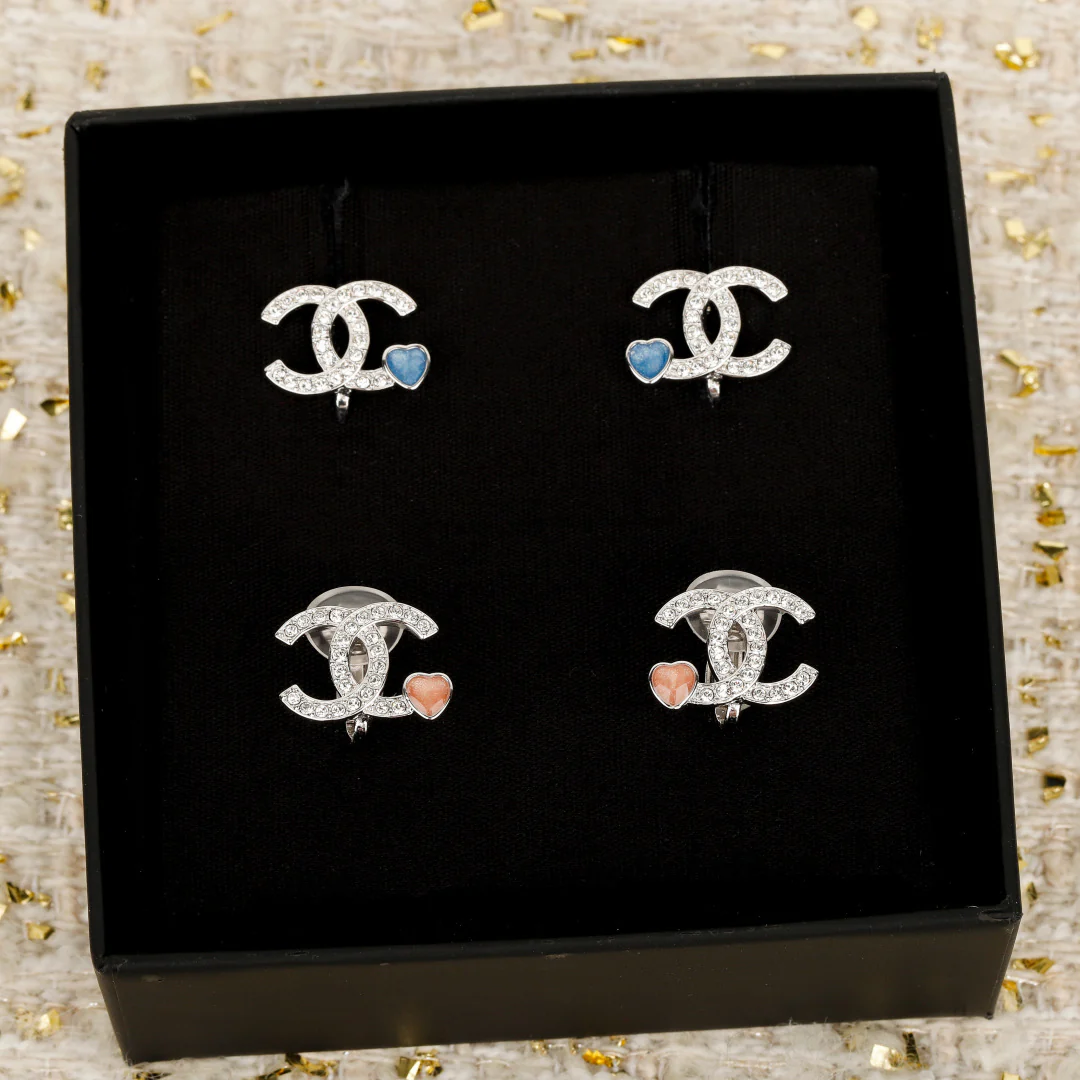 Серьги-клипсы - Chanel - серьги в форме сердца с двойным С-образным стразом, 25 пенсов - розовые - синие