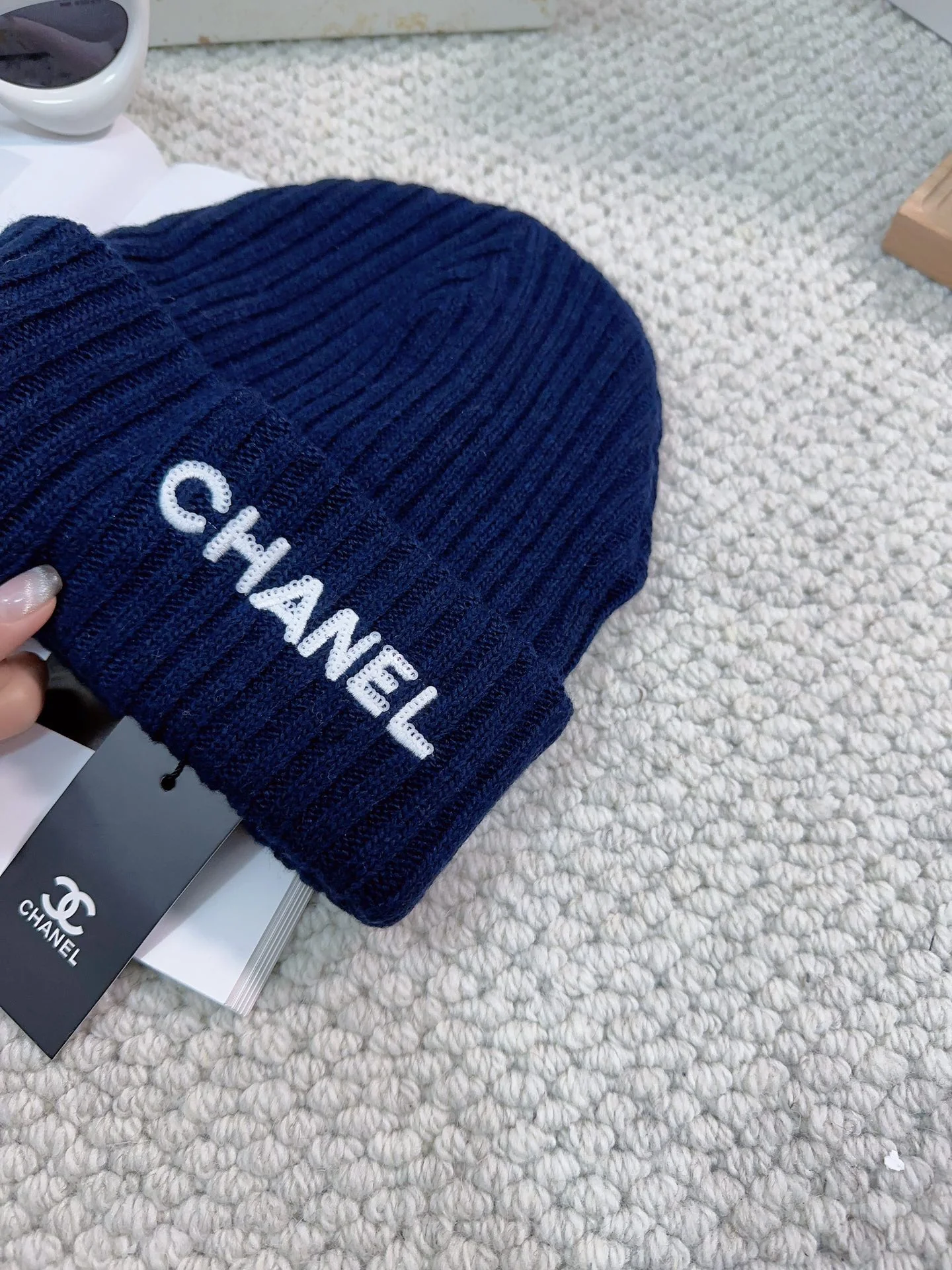 Новая вязаная кашемировая шерстяная шапка Chanel 2023 года с буквенным рисунком - синяя.