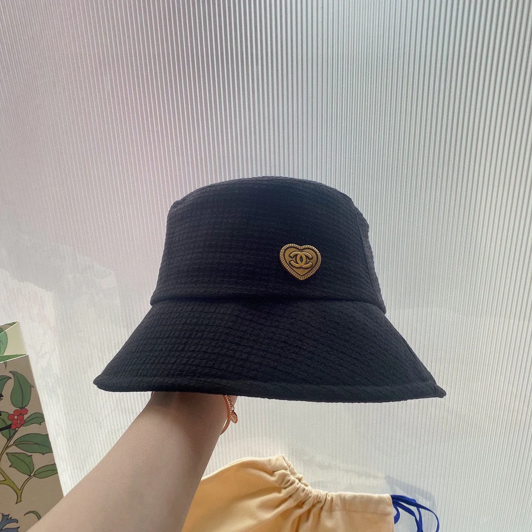 Chanel - Рыбацкая шляпа в форме сердца