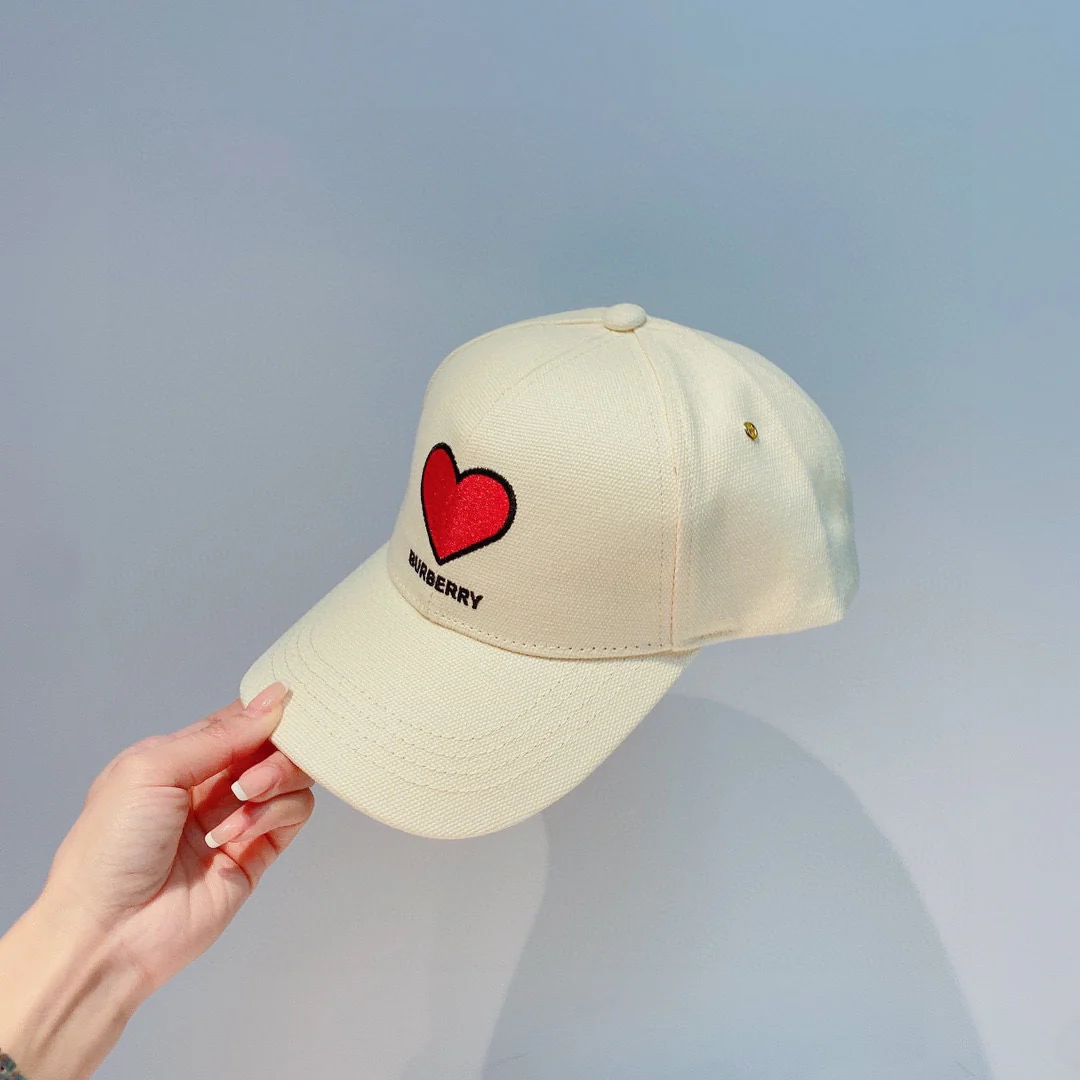 Burberry - Бейсболка с вышитым сердцем
