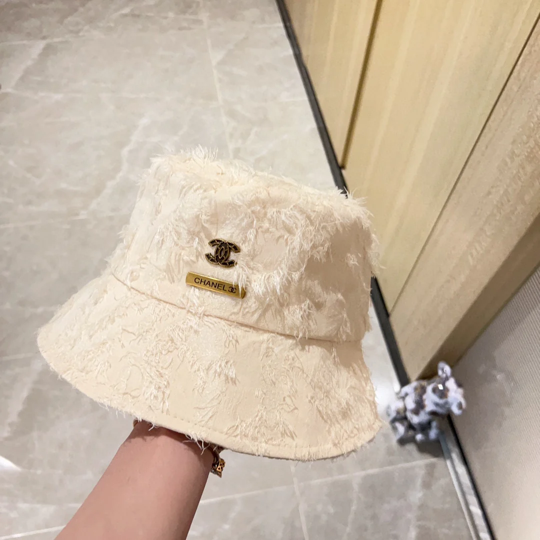 Новая коллекция Chanel ?Рыбацкая шляпа? сезона начало осени 2023 года — с перьями — белая.