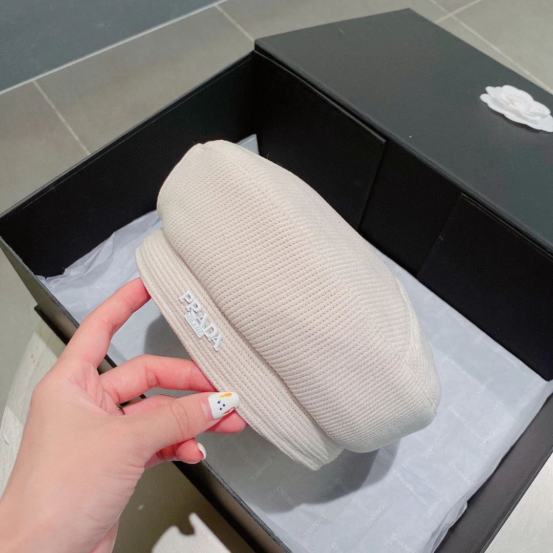 Вельветовый берет Prada - белый