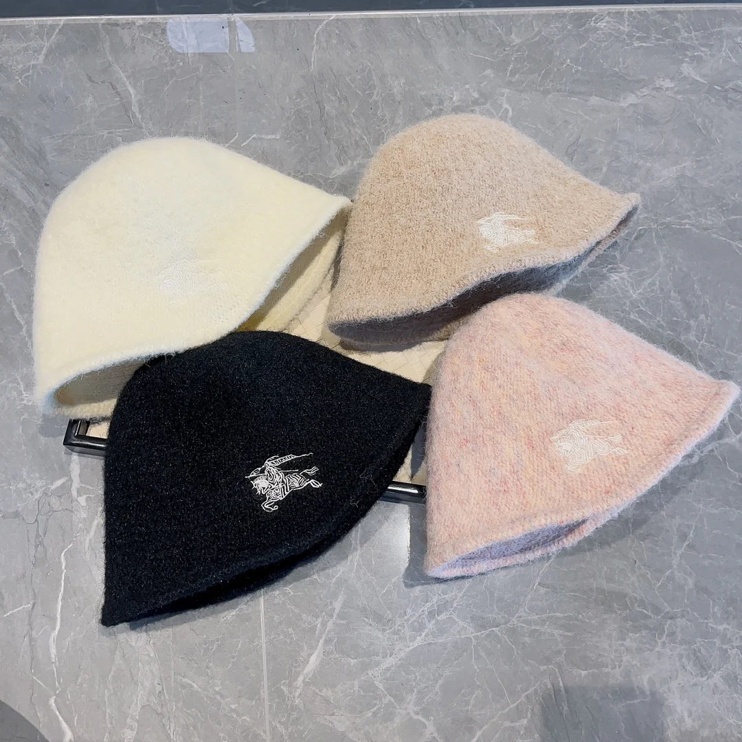 Новая шерстяная шапка Burberry из коллекции осень/зима - розовая.