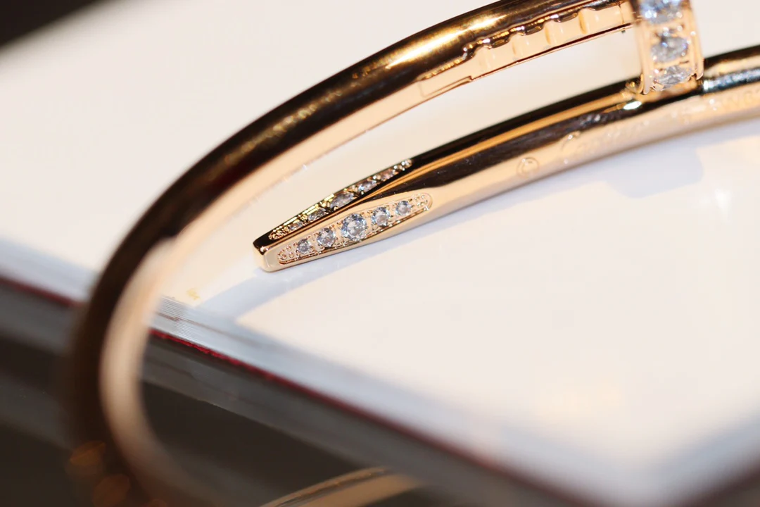 Браслет Cartier ?Гвоздика? — с половиной бриллианта