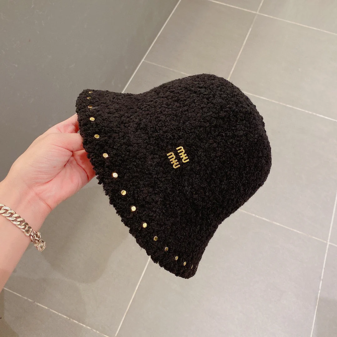 Панама Miu Miu с заклепками - черная