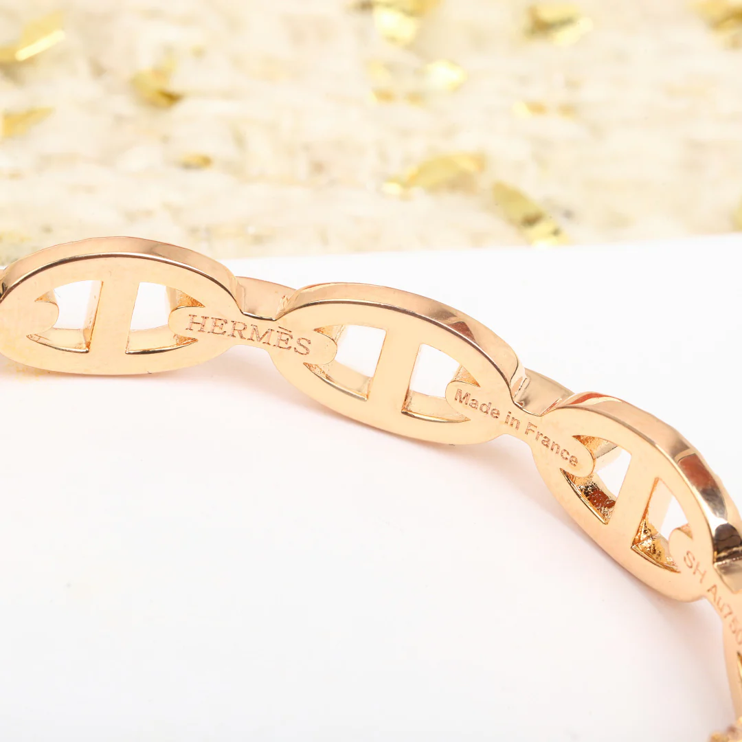 Браслет Hermes ?Копытце свиньи?, полностью украшенный бриллиантами, артикул 2506013.