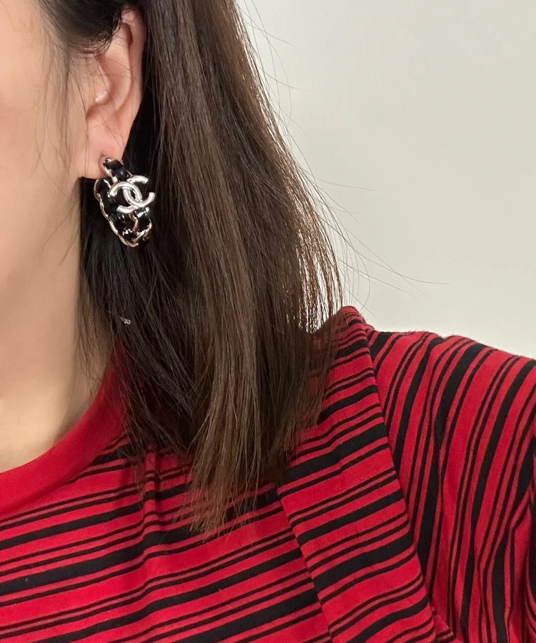 Серьги Chanel - 25 пенсов, черные с серебряной кожаной цепочкой