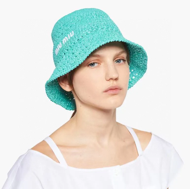 Новинка весны/лета Miu Miu 2023 — вязаная крючком рыбацкая шапка — синяя.