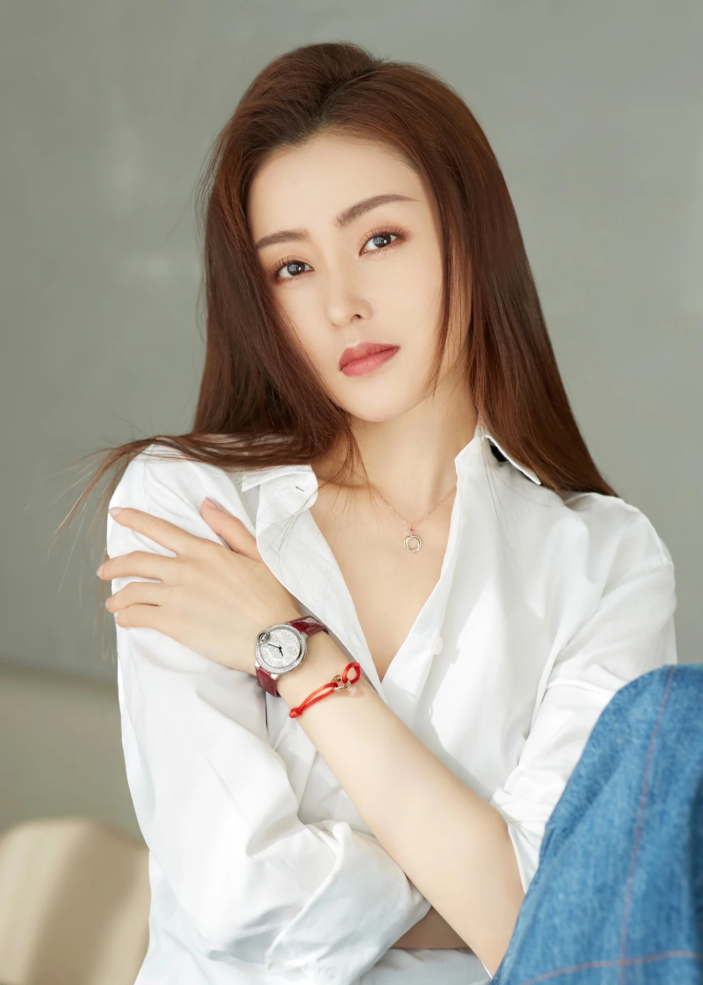 Браслет Cartier — подходит для ношения на расстоянии до 18 см — изображение верхней части тела.