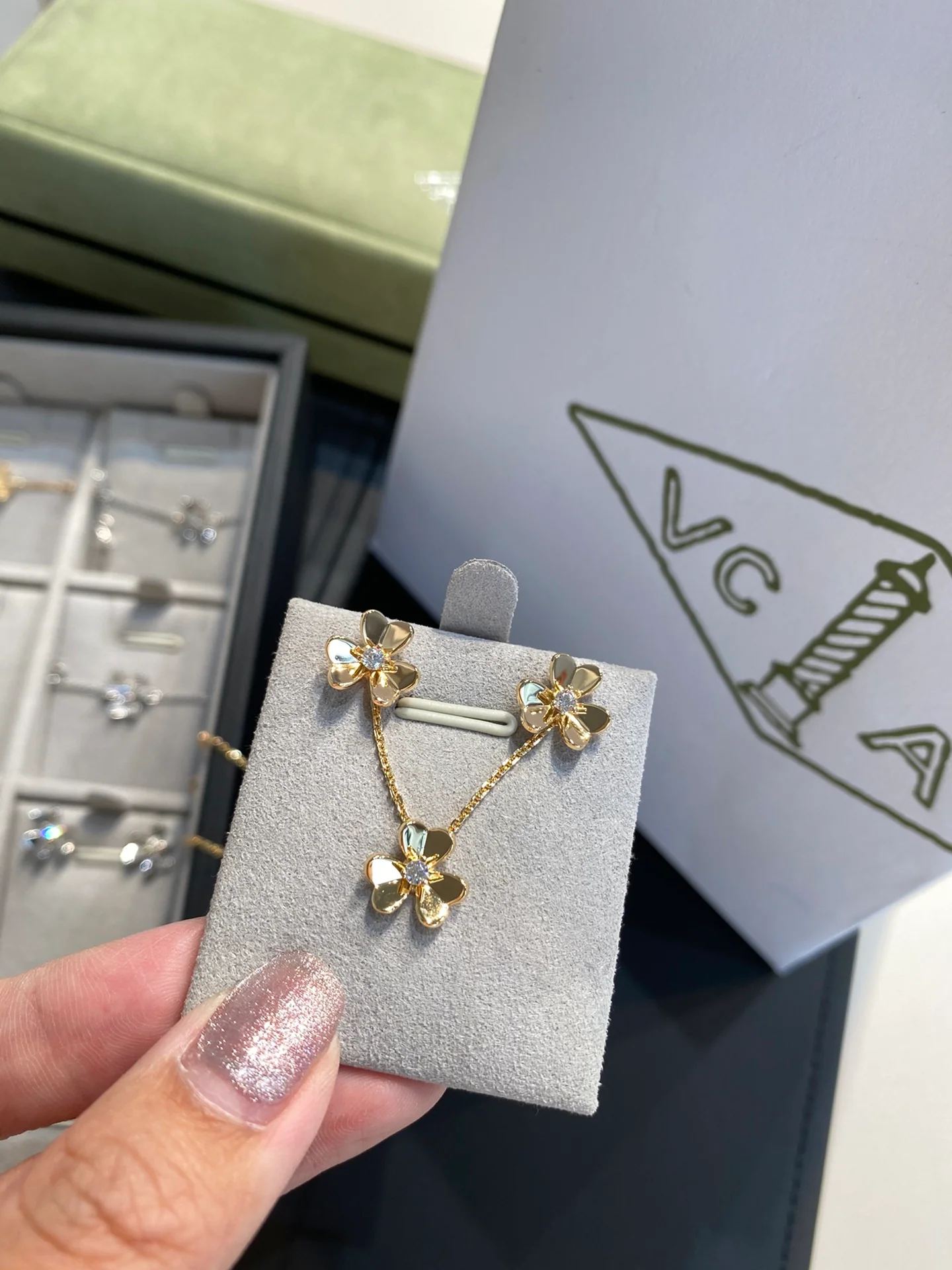 Van Vuitton - Колье 049