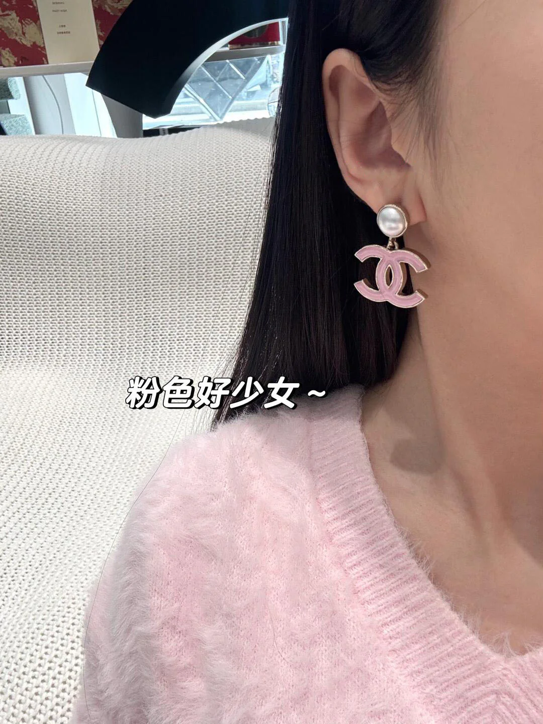 Серьги-подвески Chanel 25p с жемчугом, каплями и двойной буквой С — черно-розовые.