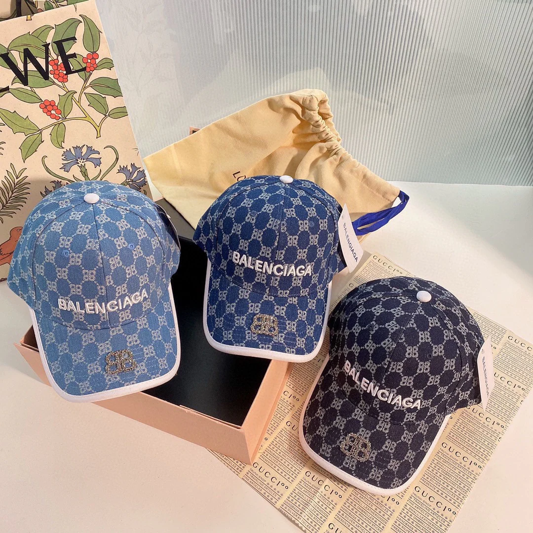 Бейсболка Balenciaga из джинсовой ткани с вышивкой - светло-голубая