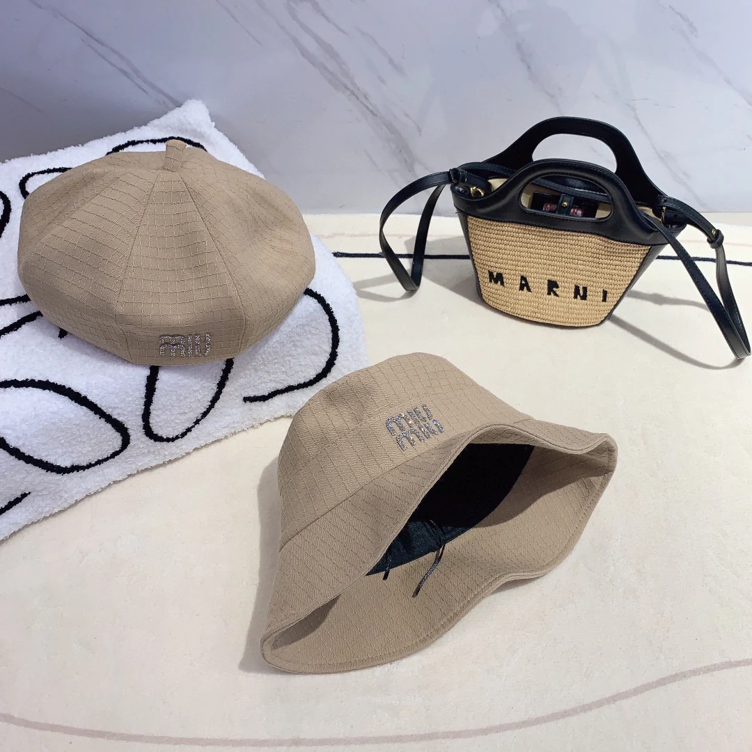 Новинка сезона ?Рыбацкая шляпа? от Miu Miu, начало осени 2023 года - 1