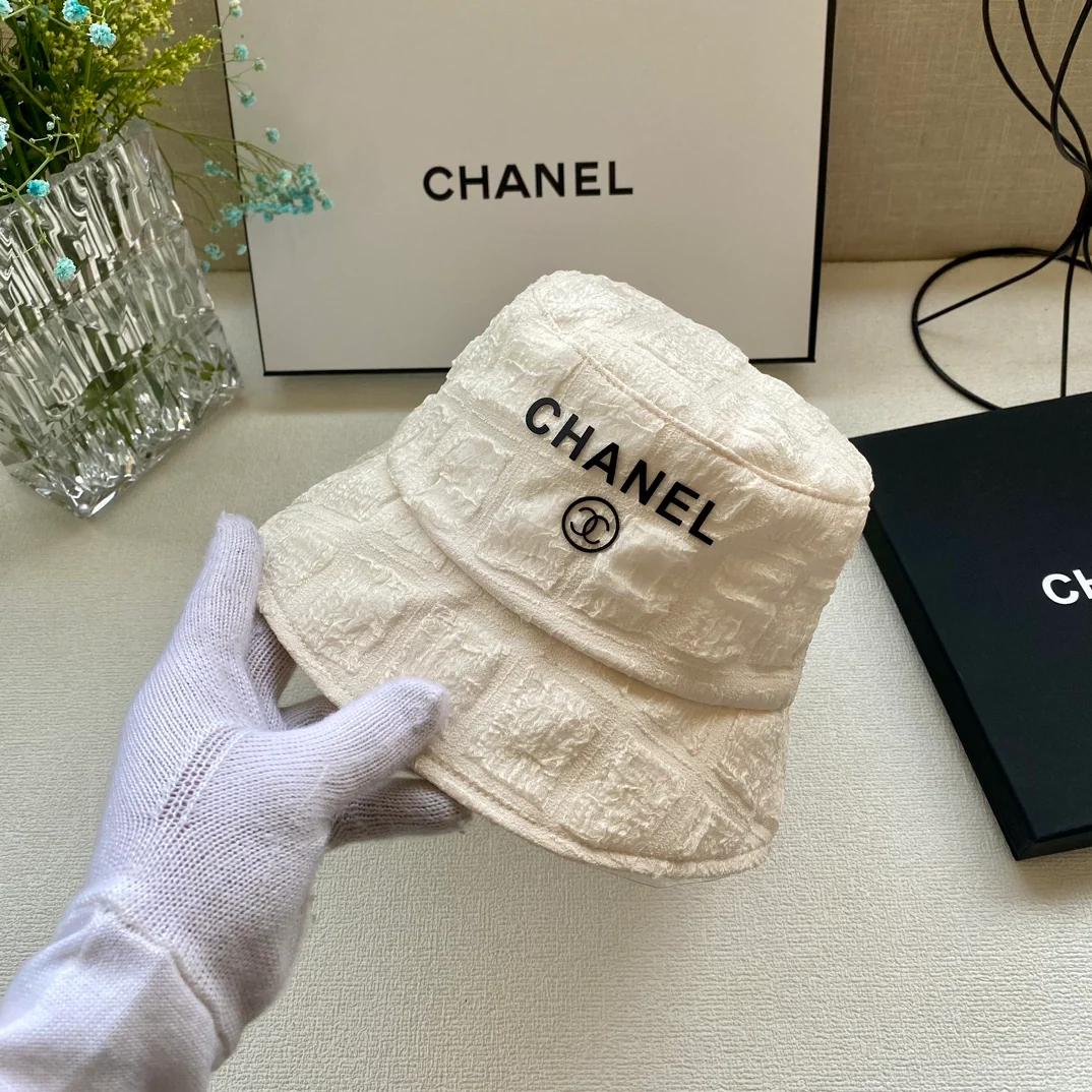 Новая плетеная жаккардовая рыбацкая шляпа Chanel весна/лето 2023 — белая.