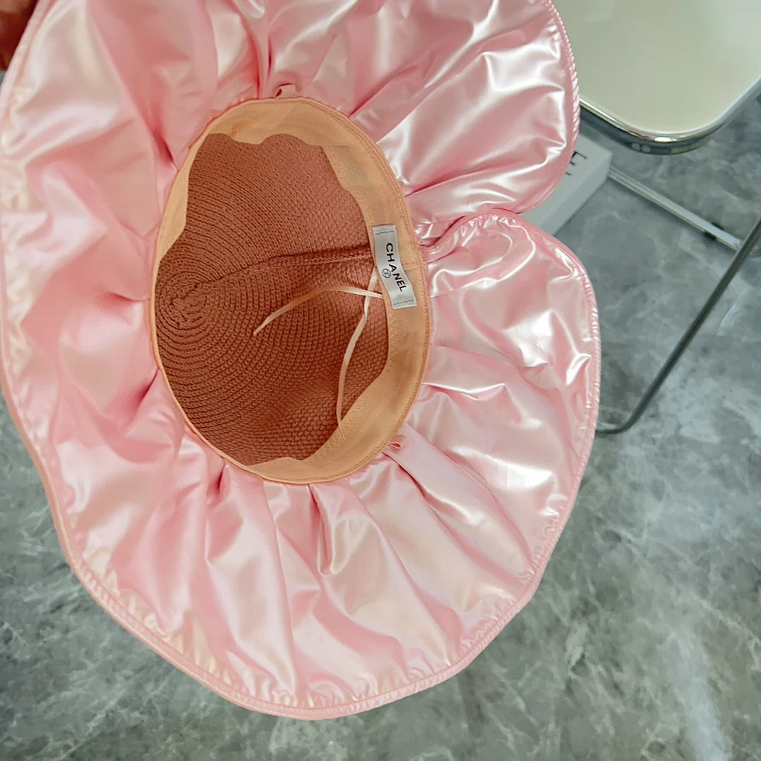 Новая черная виниловая плетеная рыбацкая шляпа Chanel 2024 года - розовая