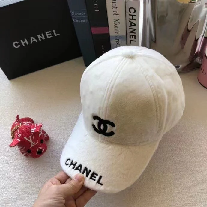 Бейсболка Chanel с вышитым кроличьим мехом