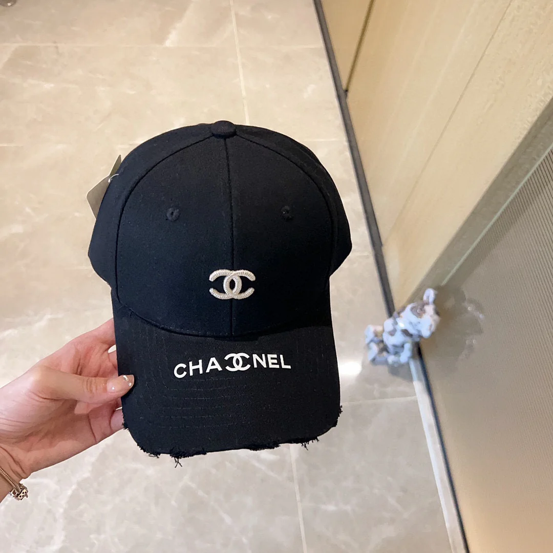 Новая бейсболка Chanel 2023 года с вышивкой и эффектом потертости - черная.