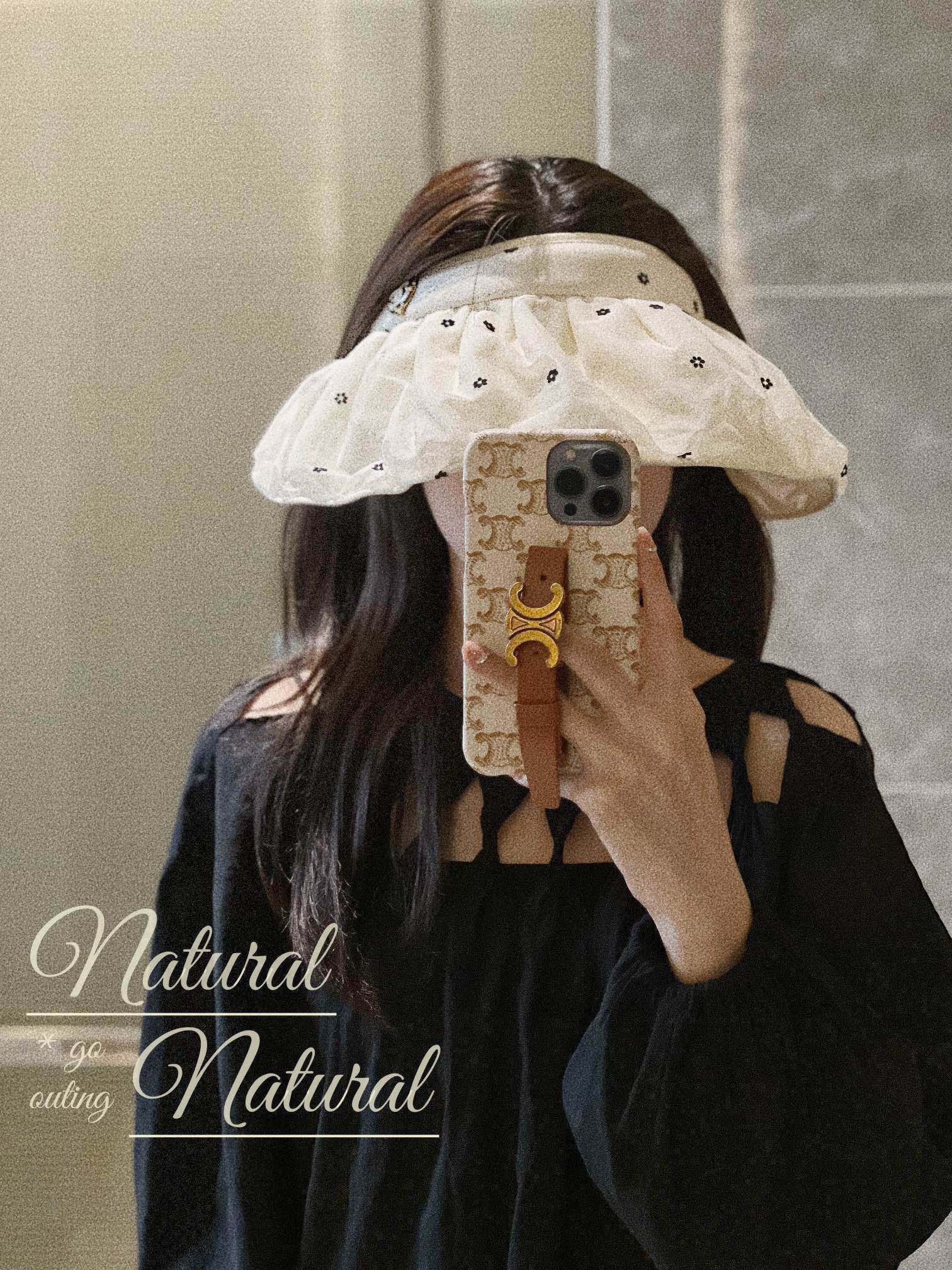 Новая шляпа от солнца Chanel 2024 с цветочным принтом и оборками - белая.