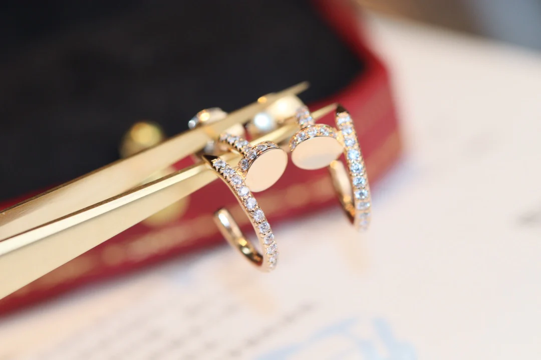 Небольшие серьги-гвоздики Cartier из розового золота, полностью инкрустированные бриллиантами.