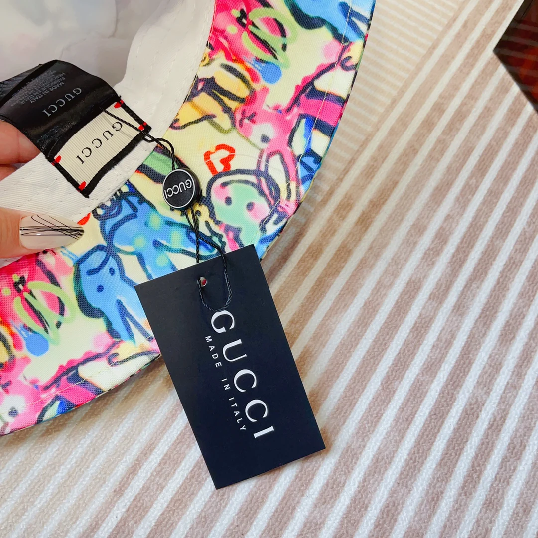 Новинка сезона весна/лето 2023 от Gucci - Панама в стиле граффити.