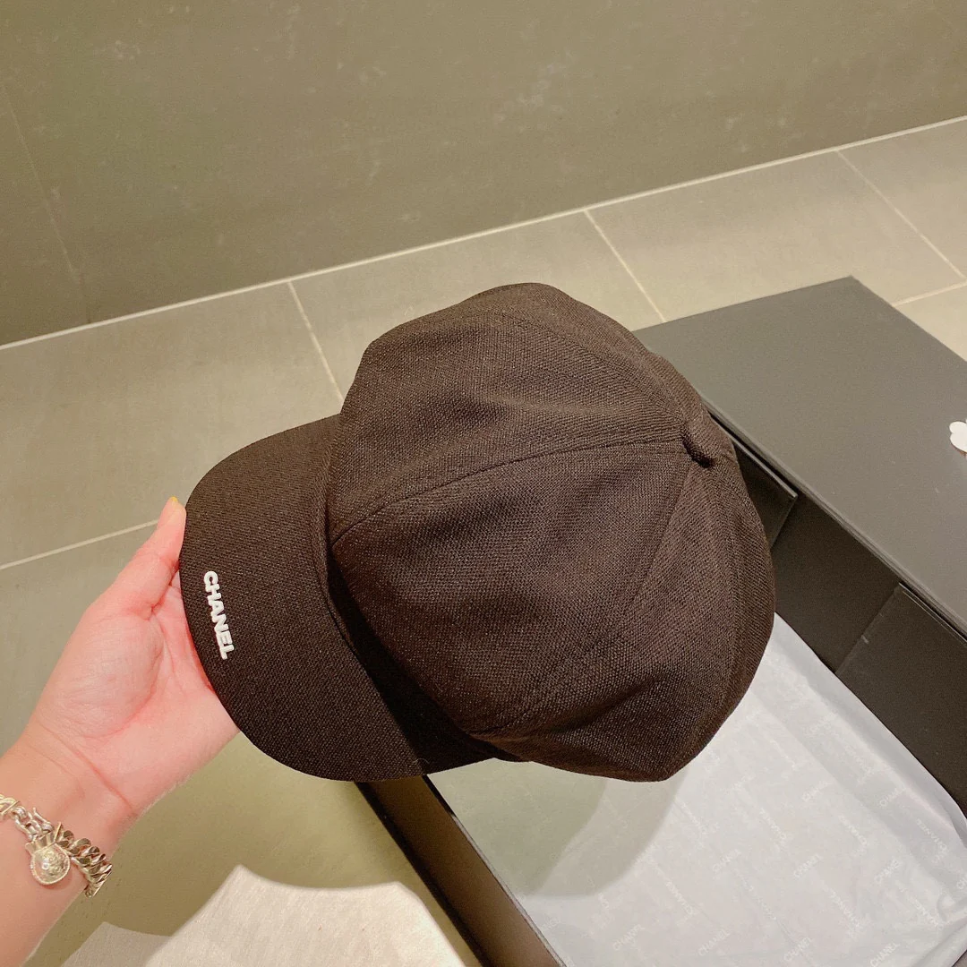 Chanel - Черный берет с утиным клювом