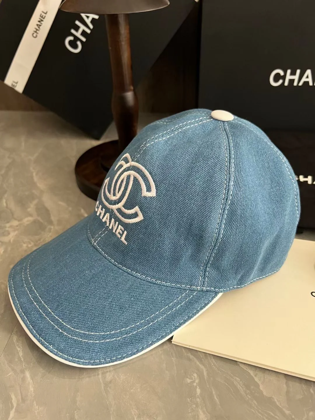 Бейсболка Chanel в ковбойском стиле с объемной вышивкой