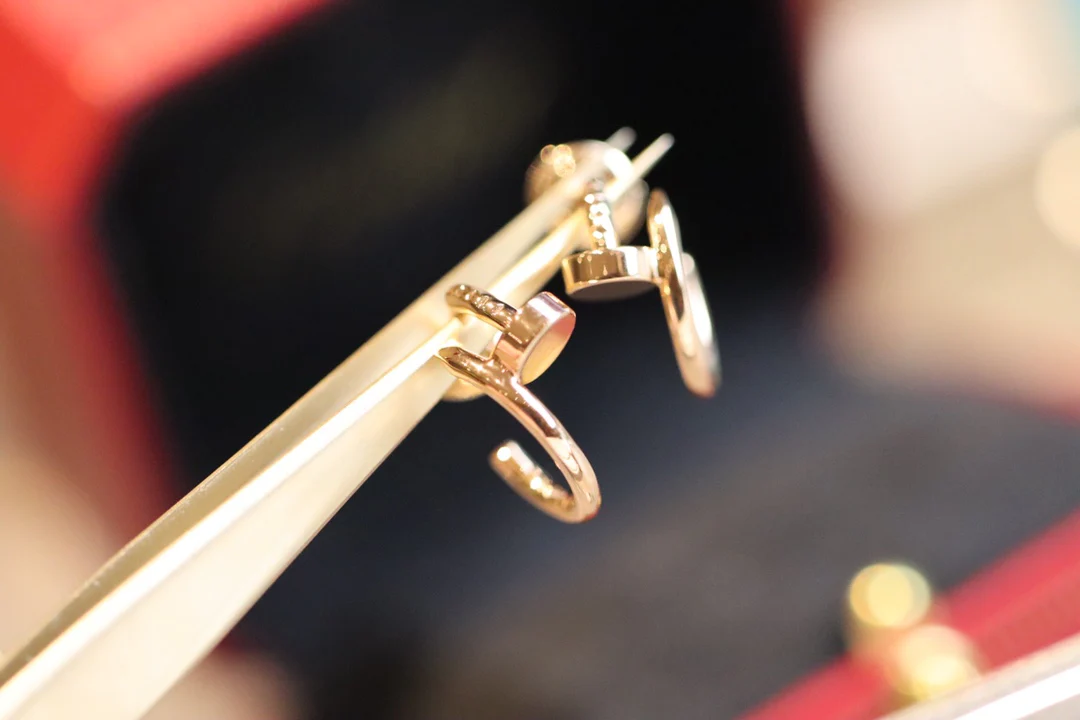 маленькие серьги-гвоздики Cartier