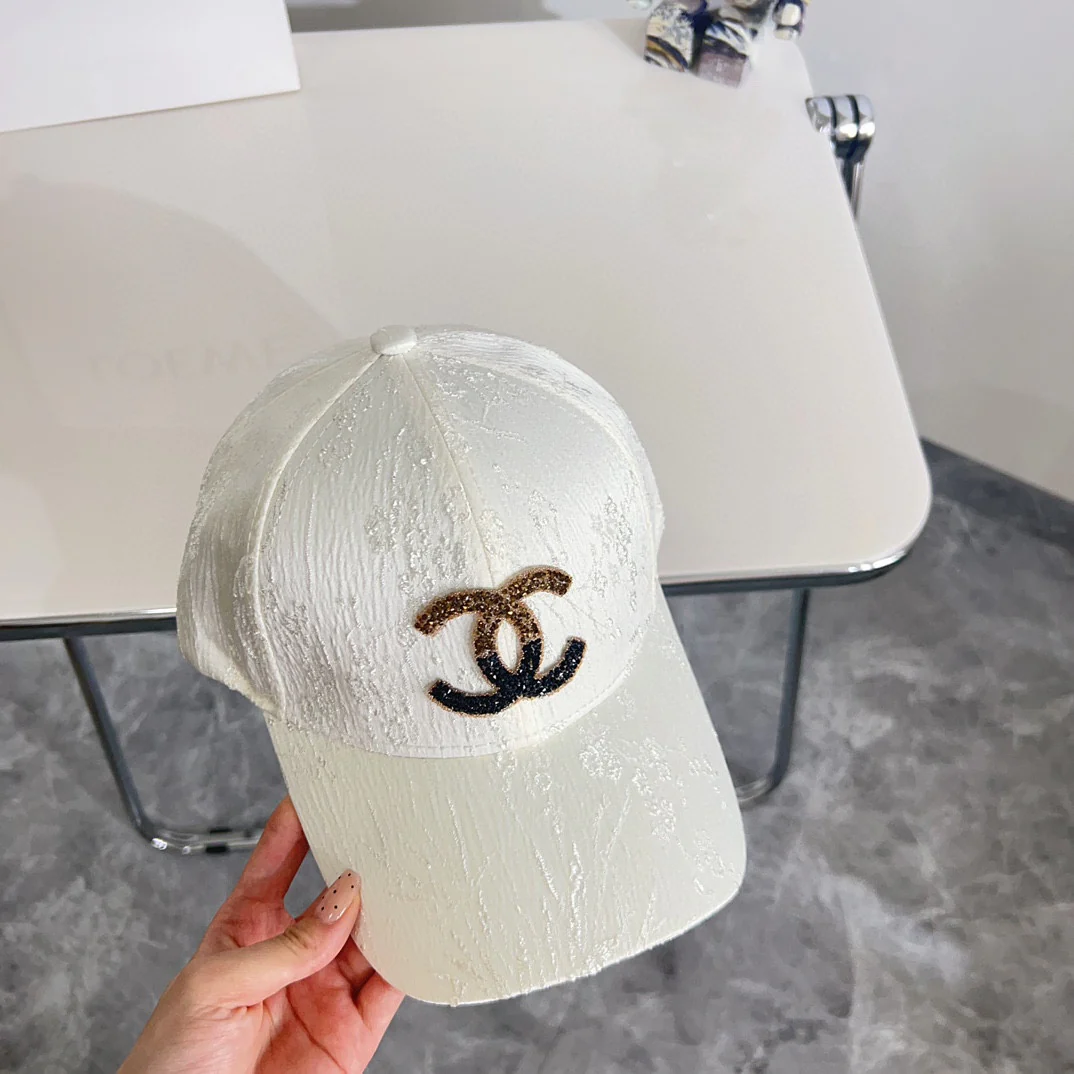 Новая минималистичная бейсболка Chanel 2024 года — белая.