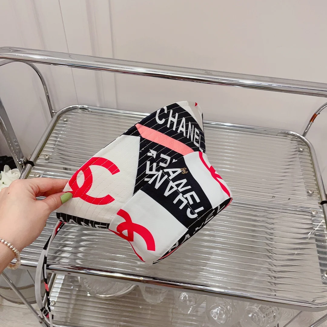 Лимитированная серия Chanel 2022 года: рыбацкая шляпа с граффити.