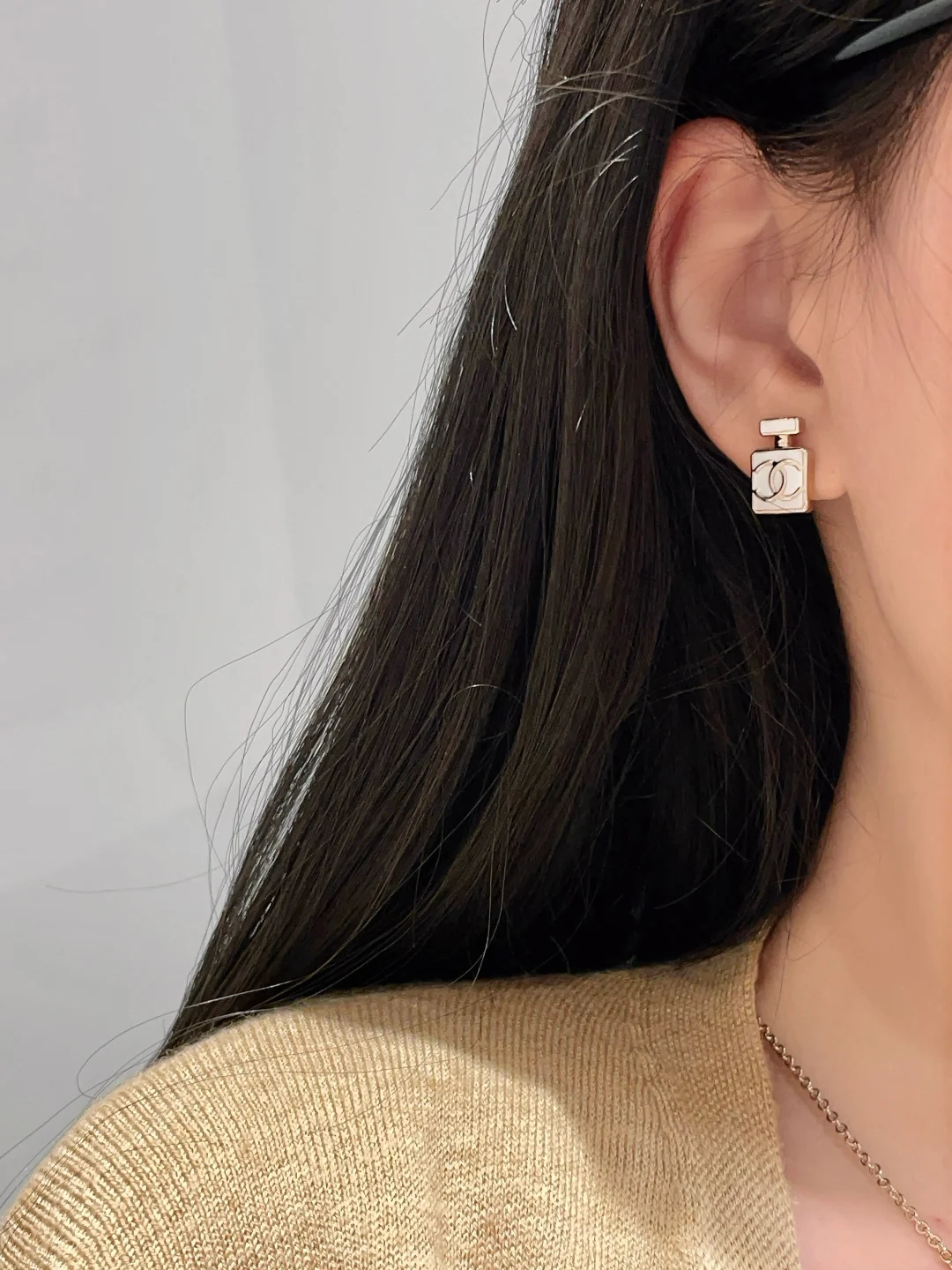 Chanel - Серьги в форме флакона духов из белой эмали, 25 пенсов