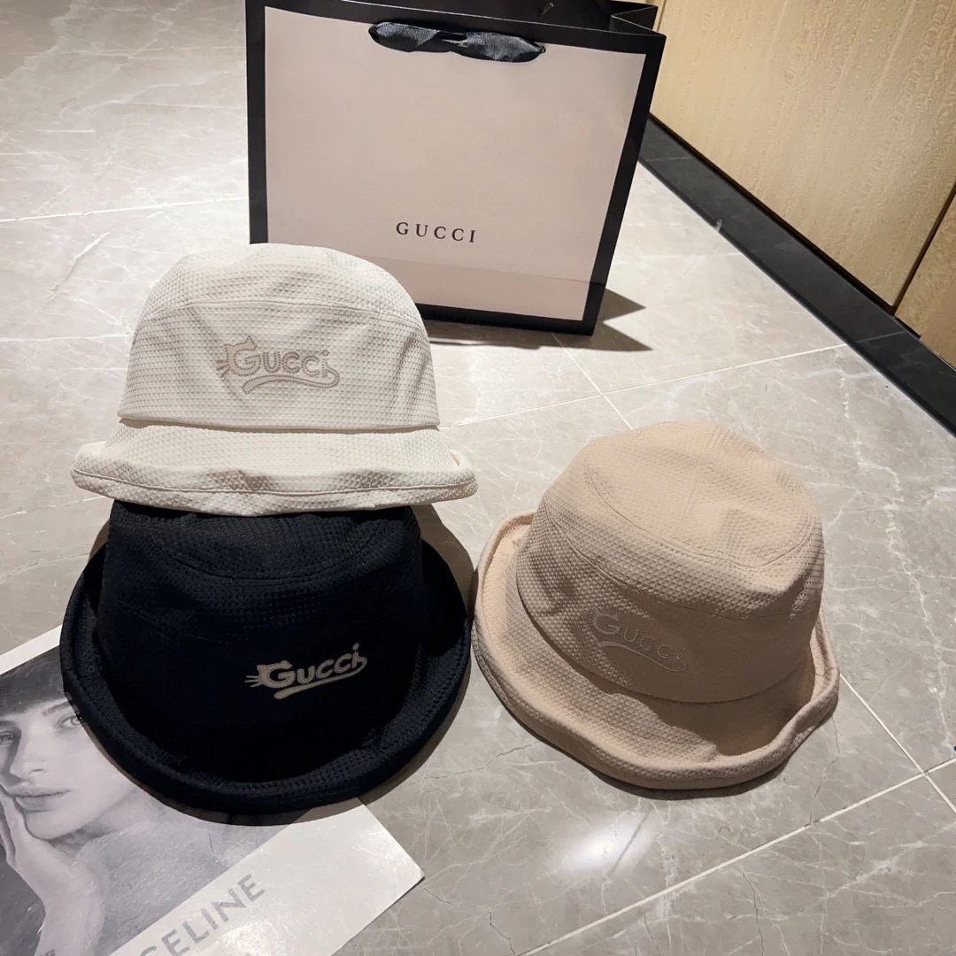 Новая панама Gucci 2023 года с асимметричным низом и откидной крышкой - бежевая.