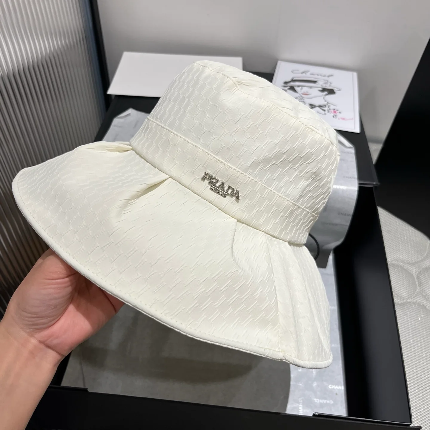 Prada - Солнцезащитная шляпа - Белая