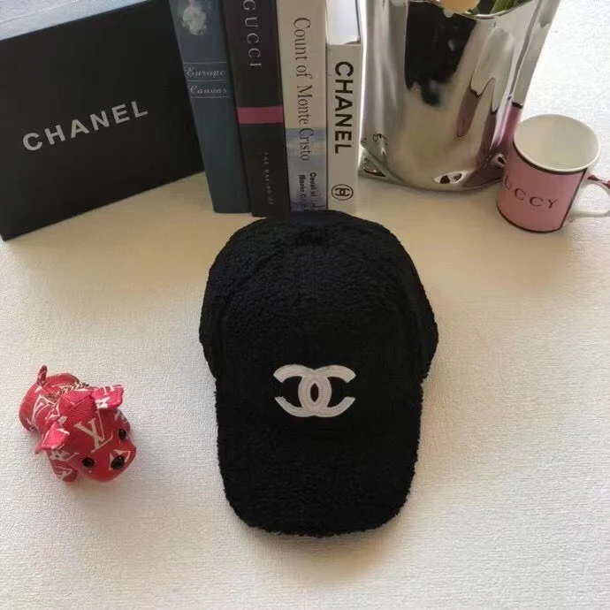 Chanel - Бейсболка с меховой подкладкой - Черная
