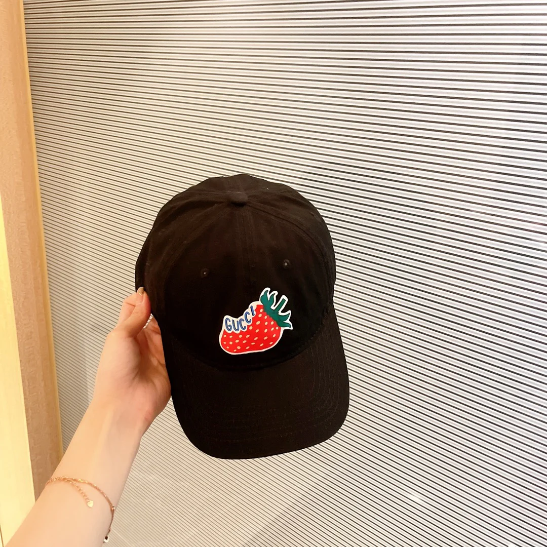 Бейсболка Gucci с клубничным узором