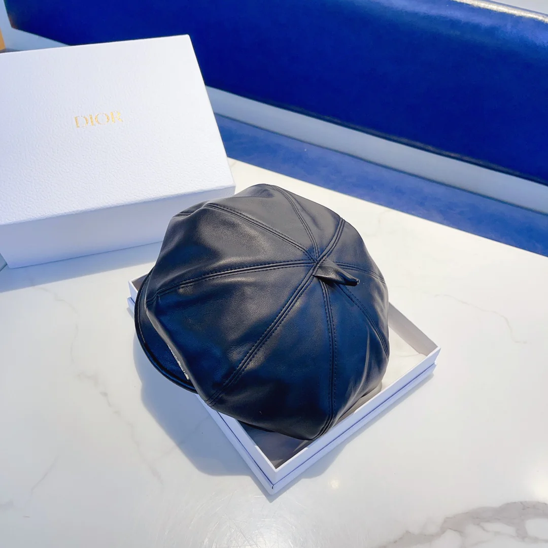 Кожаный берет Prada - черный