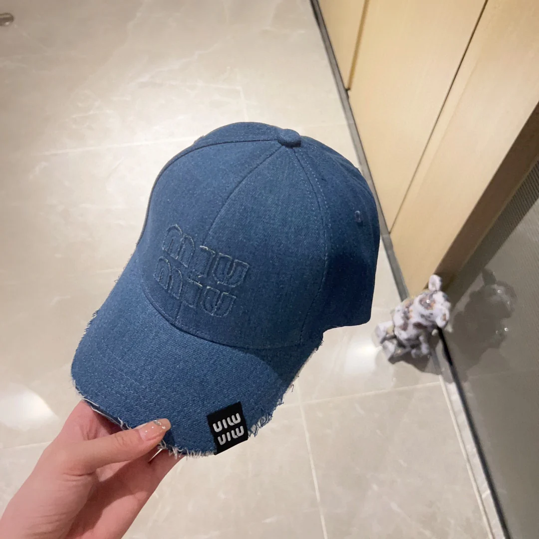 Новая джинсовая бейсболка Miu Miu 2023 в стиле бутика с бахромой — синяя.