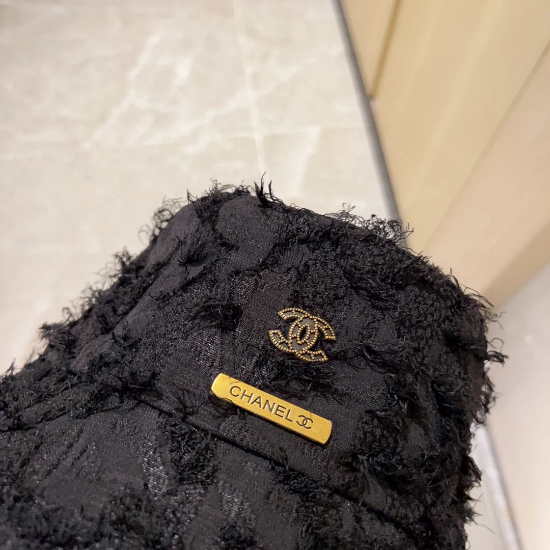 Шляпа рыбака в стиле Chanel с перьевым узором, новая модель 2023 года, черного цвета. Бренд Mum.