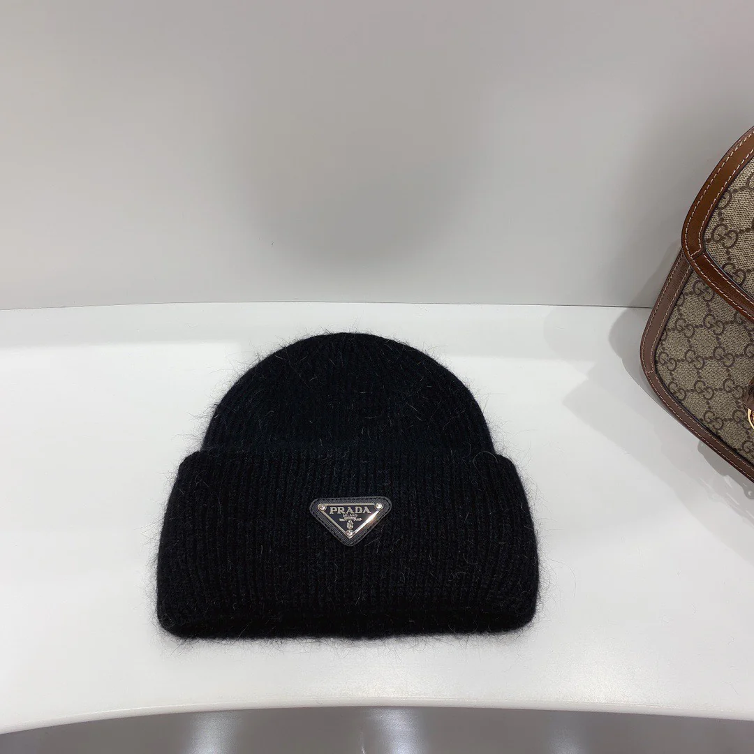 Вязаная шапка Prada из ангорского кроличьего меха и шерсти - черная