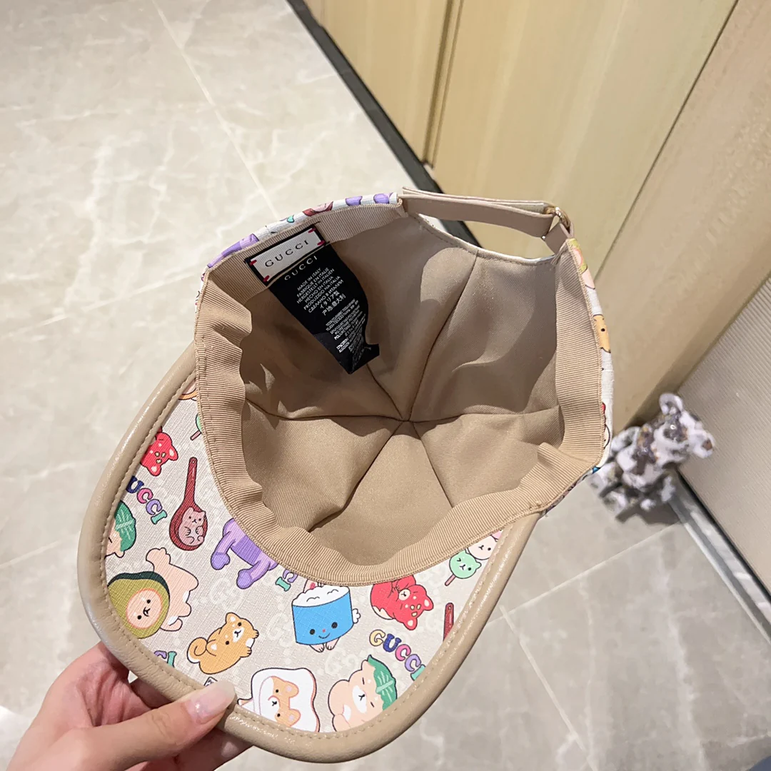 Новинка сезона весна/лето 2023 от Gucci - бейсболка с кожаной отделкой - белая.