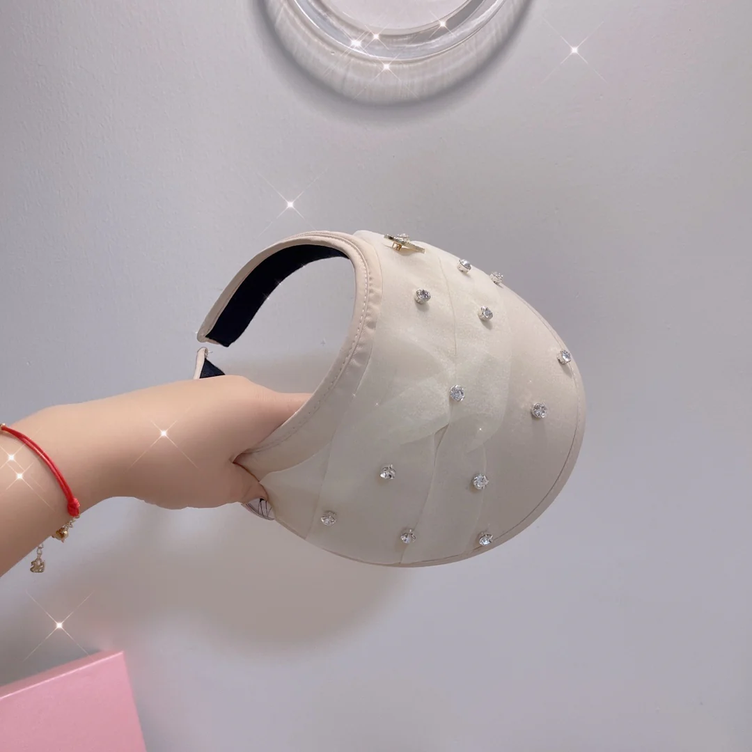 Miu Miu - Новая солнцезащитная шляпа с открытым верхом, украшенная стразами.