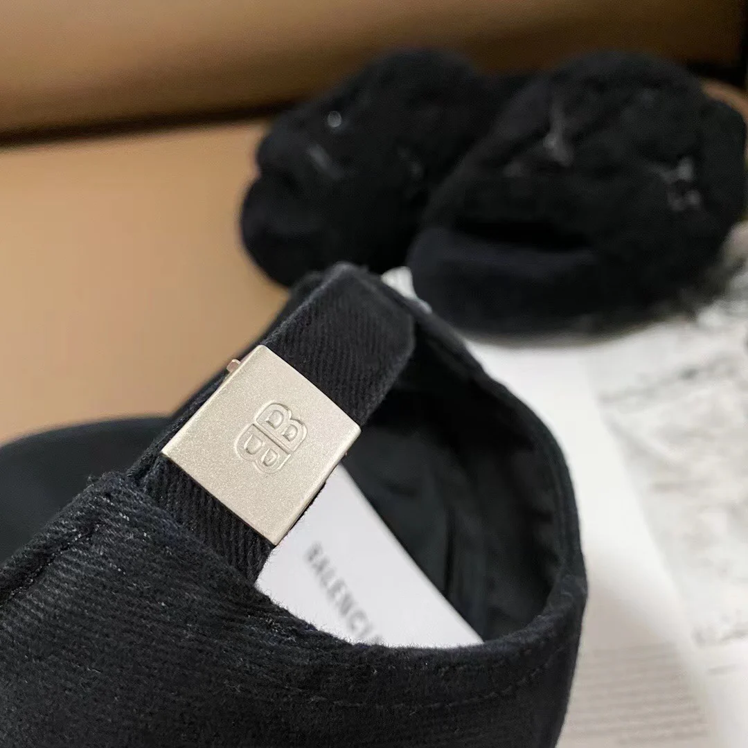 Бейсболка Balenciaga с вышивкой - черная