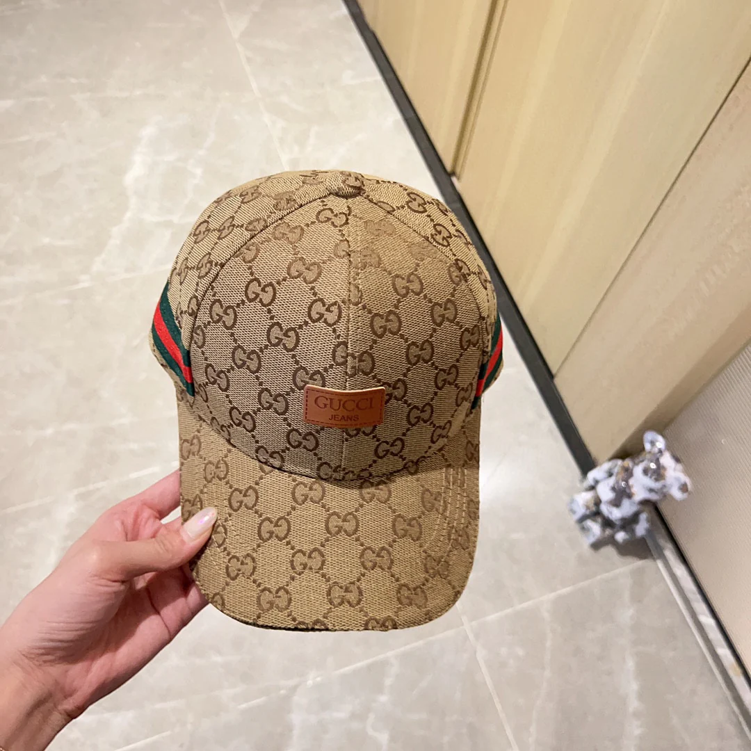 Новинка сезона весна/лето 2023 от Gucci - бейсболка Monogram Leather Label, абрикосовый цвет.