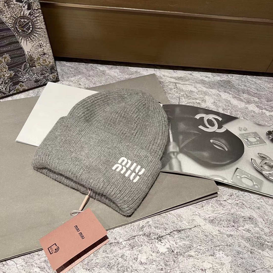 Miu Miu - Вязаная шапка из кроличьего меха и шерсти